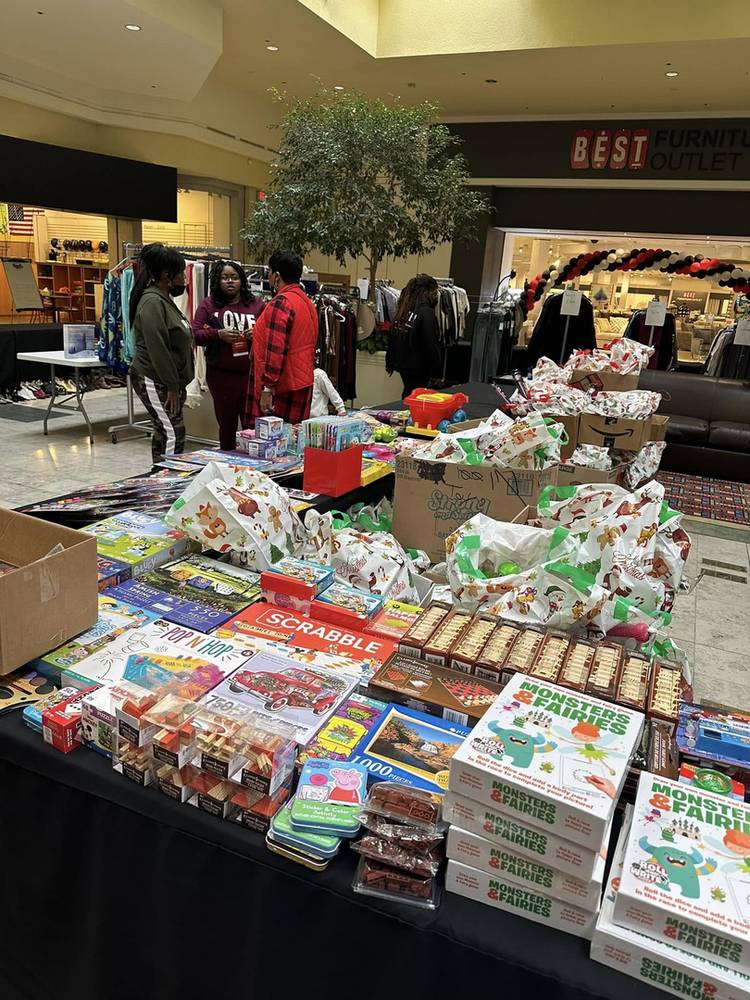 Games & Gift-Wrapped Toys Table